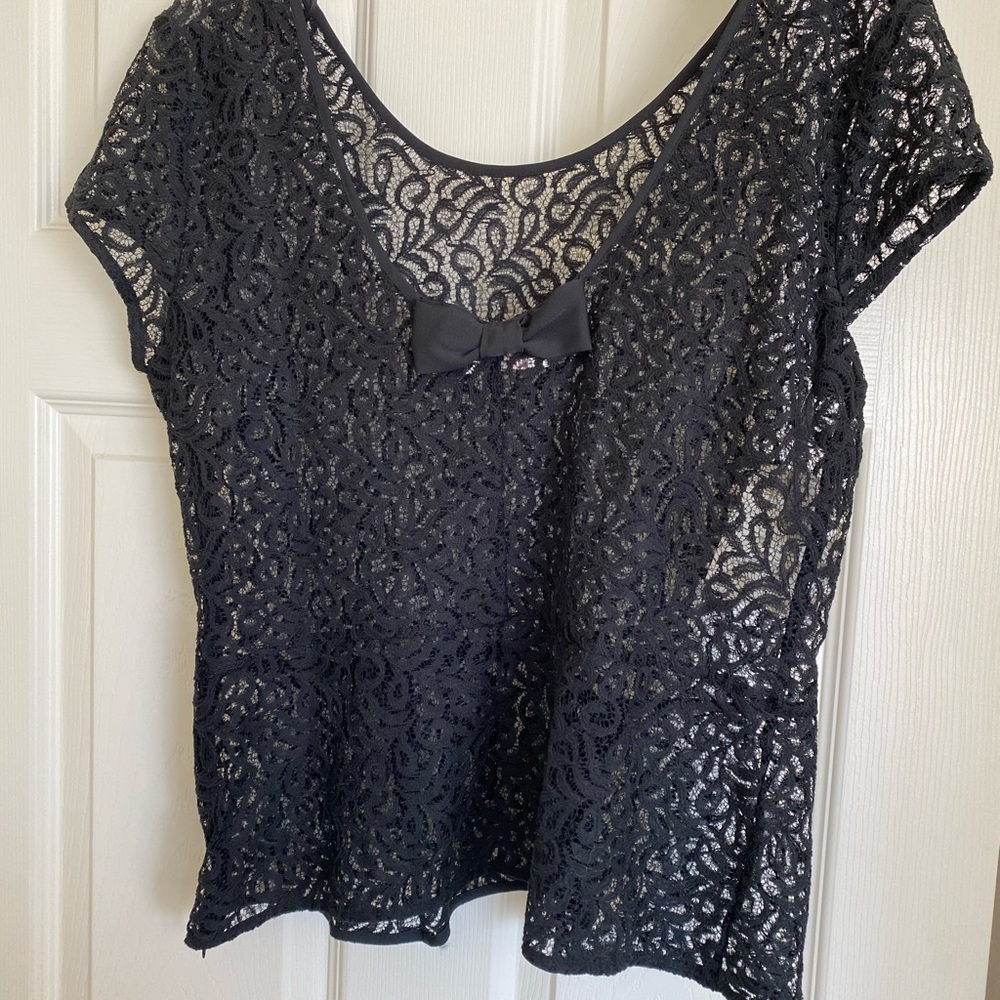 Blk lace top, shear with bow